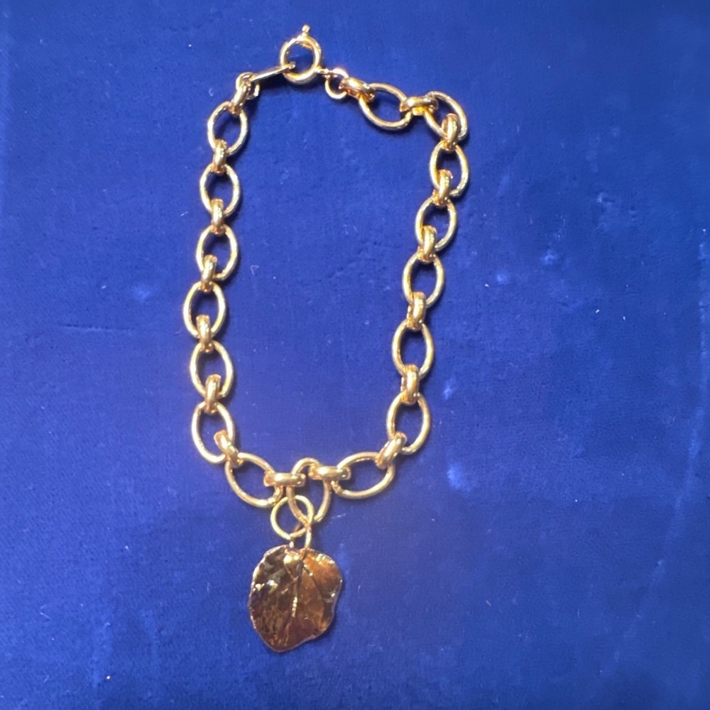 Gold Tone Oval Link Bracelet with Textured Leaf Charm 7.25 Inch
